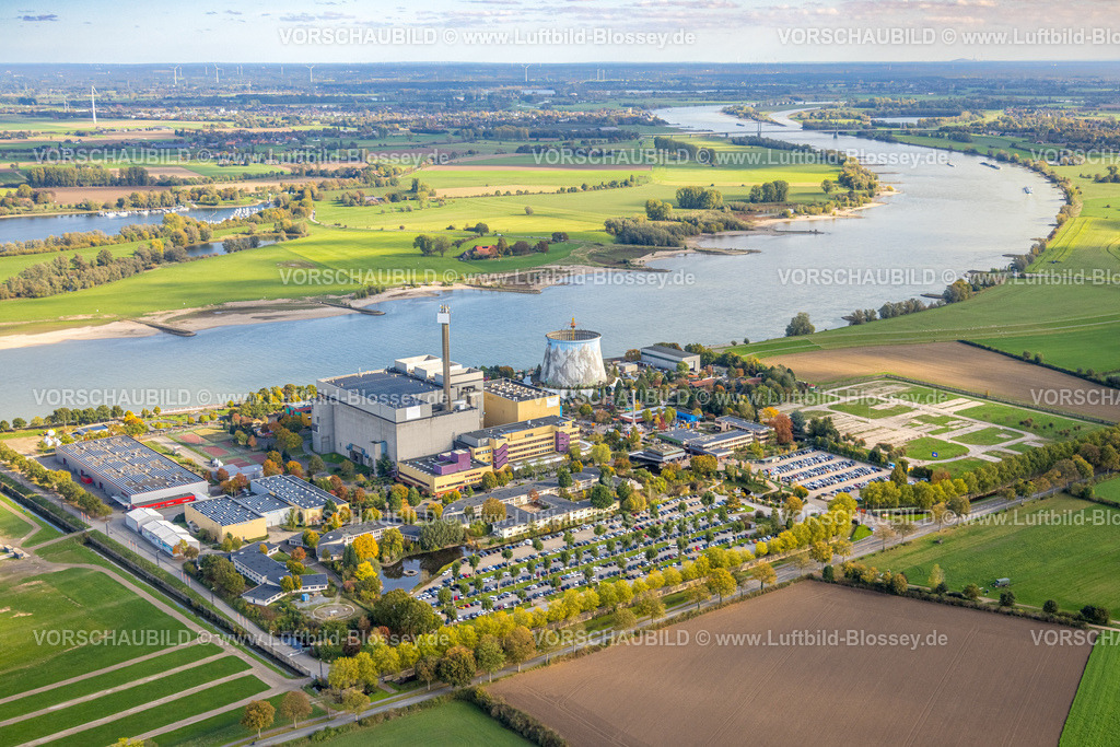 Kalkar251004978 | Luftbild, Kalkar Wunderland Freizeitpark am Fluss Rhein mit Rheinaue, Energy Factory, Familienpark mit Events wie Kettenkarussell im Kühlturm, Achterbahn und Wildwasserbahn und Fahrgeschäften, Hotel, Kongresszentrum, Gastronomie, Hönnepel, Kalkar, Niederrhein, Nordrhein-Westfalen, Deutschland