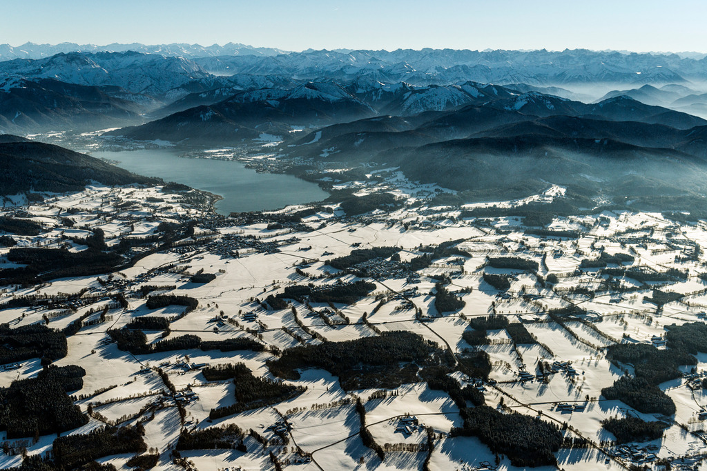 _D009201 | Der Tegernsee in den Bayerischen Alpen im Bundesland Bayern zählt zu den saubersten Seen Deutschlands und ist ein beliebtes Ausflugs- und Fremdenverkehrsziel. Es ist außerdem wichtig für die Trinkwasserversorgung und als Hochwasserrückhaltebecken. Aufnahme bei bewölktem Himmel mit Schattenwurf der Wolken auf der Seefläche. // Riparian areas on the lake area of Tegernsee in Bad Wiessee in the state Bavaria, Germany. Foto: Daniel Reiter