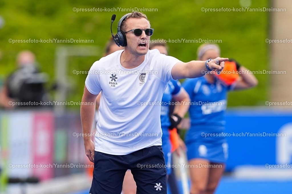 xydrx17082501021 | 17.08.2025, xydrx, Frauen EuroHockey Championship 2025, Gruppe C, Frankreich - Schottland, Sparkassenpark Mönchengladbach: Chris Duncan (Cheftrainer Schottische Nationalmannschaft) gestikulierend