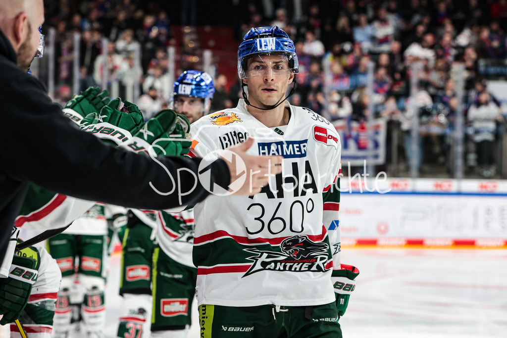 Nuernberg ICE Tigers - Augsburger Panther | Adam PAYERL (AEV #11) jubelt ueber das Tor zum 2-3
