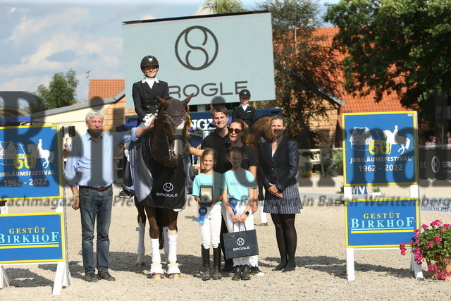 Birkhof_2022_GrandPrixSpecial_Siegerehrung_GrandPrixSpecial (13) | Alle Fotos der Reiterjournal Fotografin Doris Matthaes im Reiterjournal Online-Fotoshop. - Realisiert mit Pictrs.com