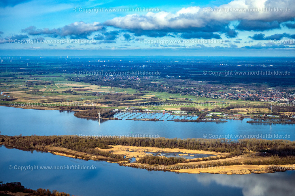 Wedel_Segelhafen_ELS_3392040223 | WEDEL 04.02.2023 Yachthafen ohne Sportboote- Anlegestellen und Bootsliegeplätzen am Uferbereich des Hambuger Yachtfafens in Wedel im Bundesland Schleswig-Holstein, Deutschland. Weiterführende Informationen bei: Hamburger Yachthafen-Gemeinschaft e.V.. // Marina without pleasure craft moorings and boat berths on the shore area of the Hambuger Yachtfafens in Wedel in the state Schleswig-Holstein, Germany. Further information at: Hamburger Yachthafen-Gemeinschaft e.V.. Foto: Martin Elsen