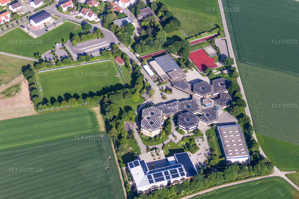Luftbild: Schulgebäude des Bischof-Sproll-Bildungszentrum Kath. Freie Grund-,Haupt- und Realschule im Ortsteil Rißegg in Biberach im Bundesland Baden-Württemberg in Deutschland. – Foto: IMG_67427.jpg vom 08.06.2014 durch Werner Riehm/FLY-FOTO.de – Auflösung des Originals: 4046 x 2697 px