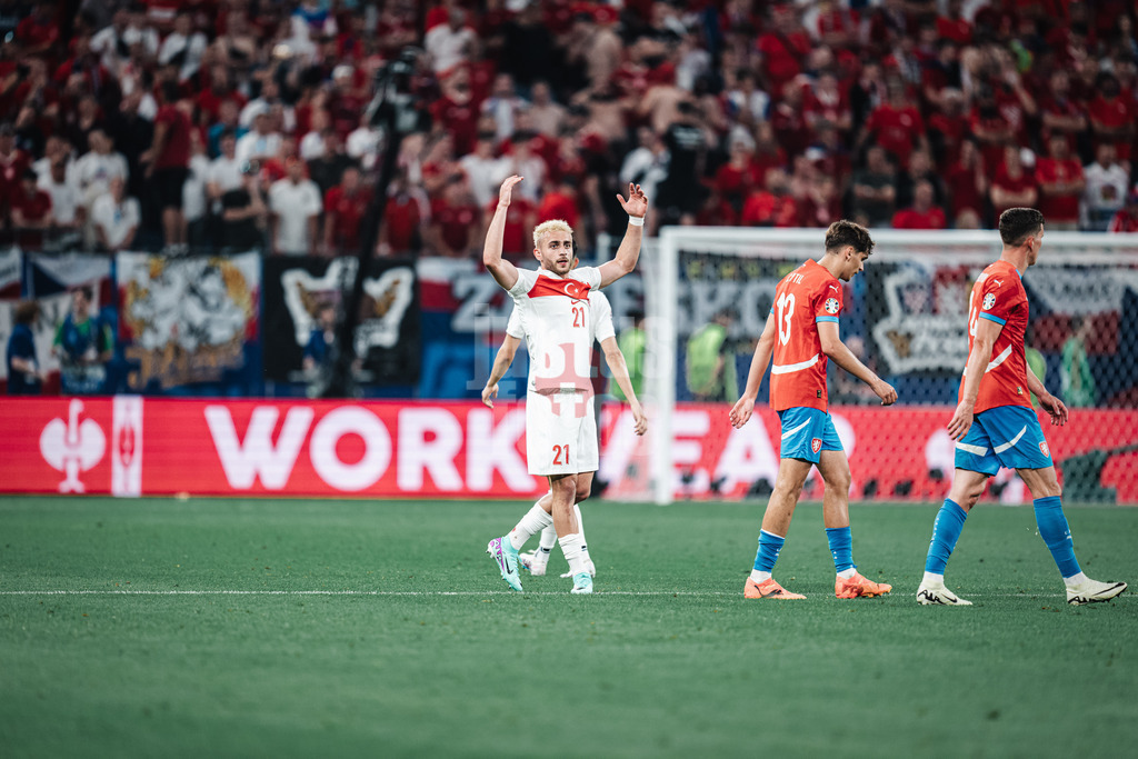 Fußball | Herren | UEFA-Fußball-Europameisterschaft 2024 | Gruppe F | Tschechien vs. Türkei | 26.06.2024 | Baris Yilmaz (#21, Türkei) feuert die Fans an