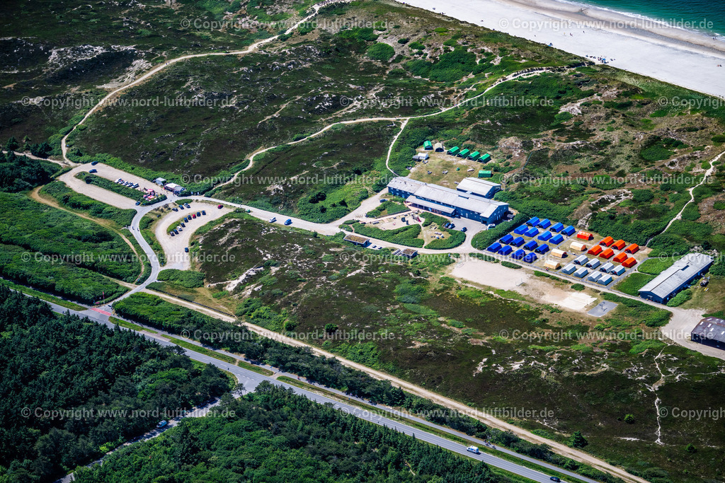 Sylt_Westerland_DJH_Jugendherberge_Westerland_Dikjen_Deel_ELS_0581210625 | SYLT 13.08.2025 Gebäude der Jugendherberge " Westerland DJH Jugendherberge Dikjen Deel " an der Straße Dikjen-Deel in Sylt an der Nordsee im Bundesland Schleswig-Holstein, Deutschland. // Building the hostel " Westerland DJH Jugendherberge Dikjen Deel " on street Dikjen-Deel in Sylt at the North Sea in the state Schleswig-Holstein, Germany. Foto: Martin Elsen