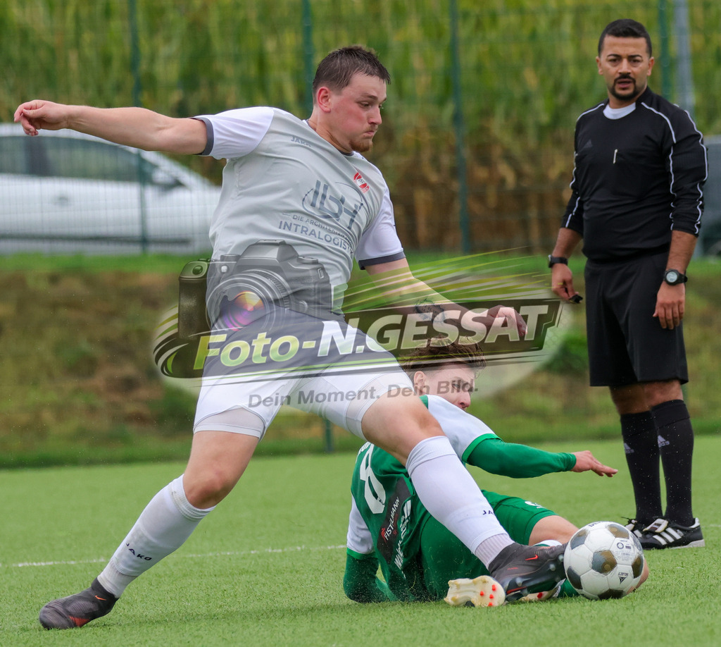 SV Rödinghausen II - FC RW Kirchlengern | Auf dem Bild zu sehen: ; grün SV Rödinghausen II: Damian Bittner ; grau FC RW Kirchlengern: Luis SikoraSV Rödinghausen II, FC RW Kirchlengern, Saison 26/27, Westfalenliga, Rödinghausen, Deutschland - Realisiert mit Pictrs.com