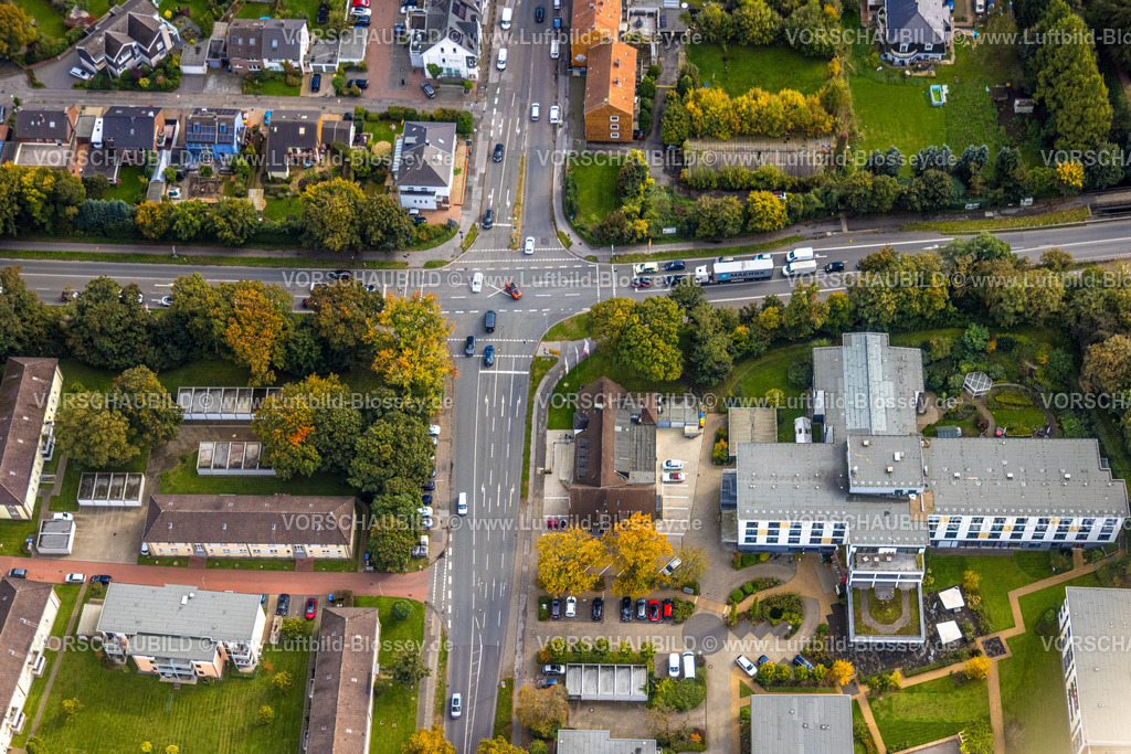 Dinslaken241009134 | Luftbild, Straßenkreuzung Voerder Straße und Willy-Brandt-Straße Bundesstraße B8, AWO Seniorenzentrum Wilhelm-Lantermann-Haus, Dinslaken, Ruhrgebiet, Nordrhein-Westfalen, Deutschland