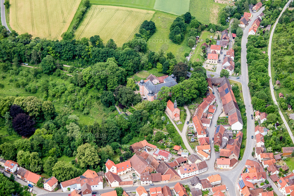 Luftbild: Gebäude und Parkanlagen am Herrenhaus des Gutshauses - Landgut im Ortsteil Waltershausen in Saal im Bundesland Bayern in Deutschland. Foto: IMG_089882.jpg vom 11.06.2016 durch Werner Riehm/FLY-FOTO.de