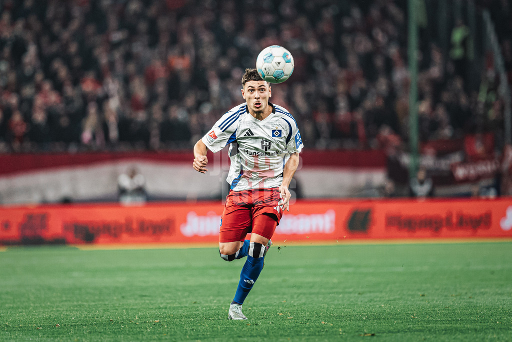 Fußball | Männer | Saison 2024/2025 | 2. Fußball-Bundesliga | 23. Spieltag | Hamburger SV vs. 1. FC Kaiserslautern | 21.02.2025 | William Mikelbrencis (#2, HSV) mit Augen auf dem Ball