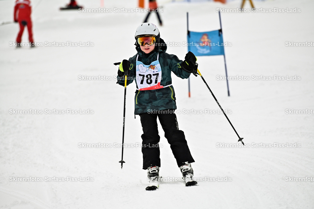 SRF_20.02.2026_0951 | Skirennfotos,Serfaus,Fiss,Ladis,Kinderskirennen,Winter,Tirol,Oberland,skirace,SFL,feelfree,weil wir's genießen,ski,Ski,skifahren,Sonnenplateau, - Realisiert mit Pictrs.com