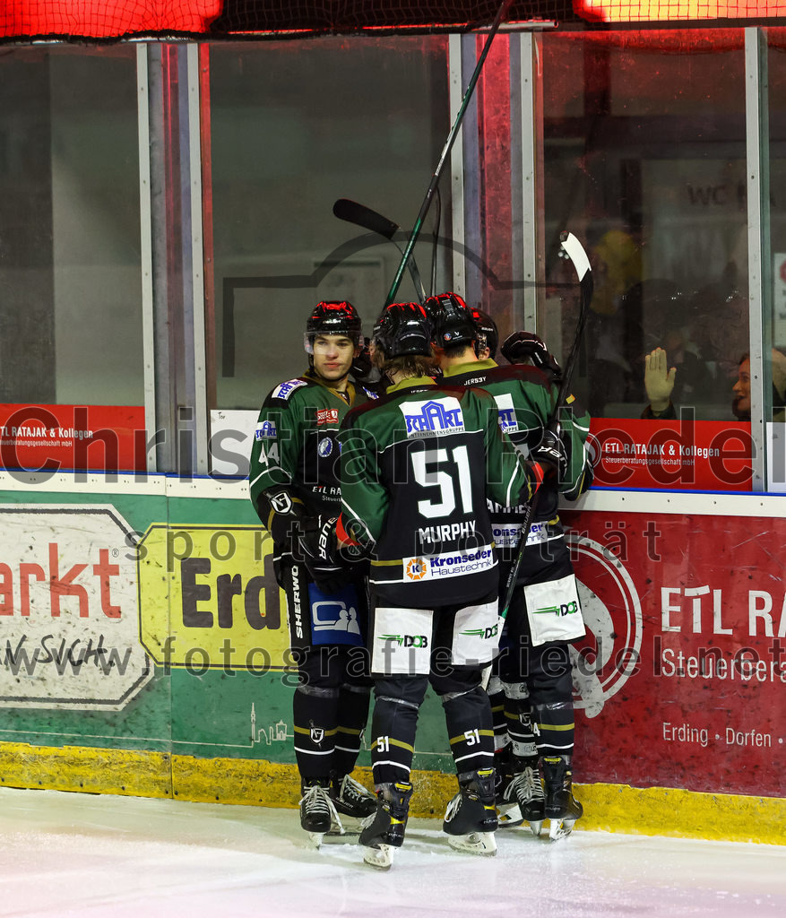 2022-11-20_105_TSV_Erding_gegen_ERSC_Amberg | Erding, Deutschland, 20.11.2022:
Eishockey, Bayernliga 2022 / 2023, 15. Spieltag, TSV Erding gegen ERSC Amberg, Endergebnis: 5:1

Paul Wallek (Erding Gladiators, #44), Ryan Murphy (Erding Gladiators, #51)

Foto: Christian Riedel / fotografie-riedel.net