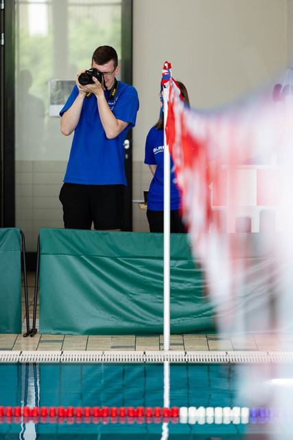 DLRG, Wettkampf, Rettungssport, Landesverbandsmeisterschaften 2026 13.06.2026 | Bedburg, Deutschland - June, 13: Leon Schiffer (stv. Leiter Ortsgruppenleiter DLRG Bedburg) dokumentiert die Landesverbandsmeisterschaften 2026 im MonteMare Bedburg. (Foto: Benedikt Lang (DLRG) - Realisiert mit Pictrs.com