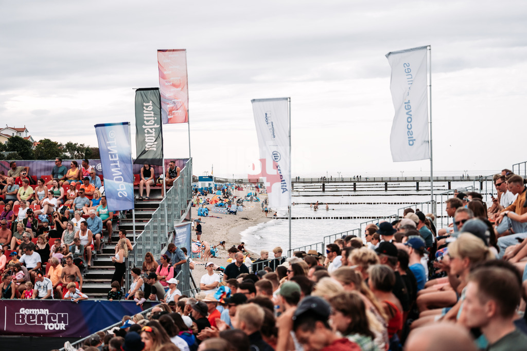 Beachvolleyball | Frauen | Allianz German Beach Tour 2024 | Tourstop Kühlungsborn 2 | 17.08.2024 | Das Stadion mit Blick auf den Strand von Kühlungsborn und die Seebrücke