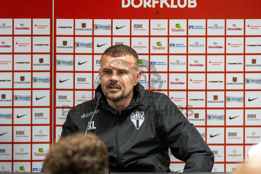 SG Sonnenhof Großaspach vs. SGV Freiberg, Fussball, Regionalliga Suedwest, 30. Spieltag, 22.04.2026 | Kushtrim Lushtaku (Trainer SGV Freiberg) bei der Pressekonferenz,SG Sonnenhof Großaspach vs. SGV Freiberg, Fussball, Regionalliga Suedwest, 30. Spieltag, 22.04.2026