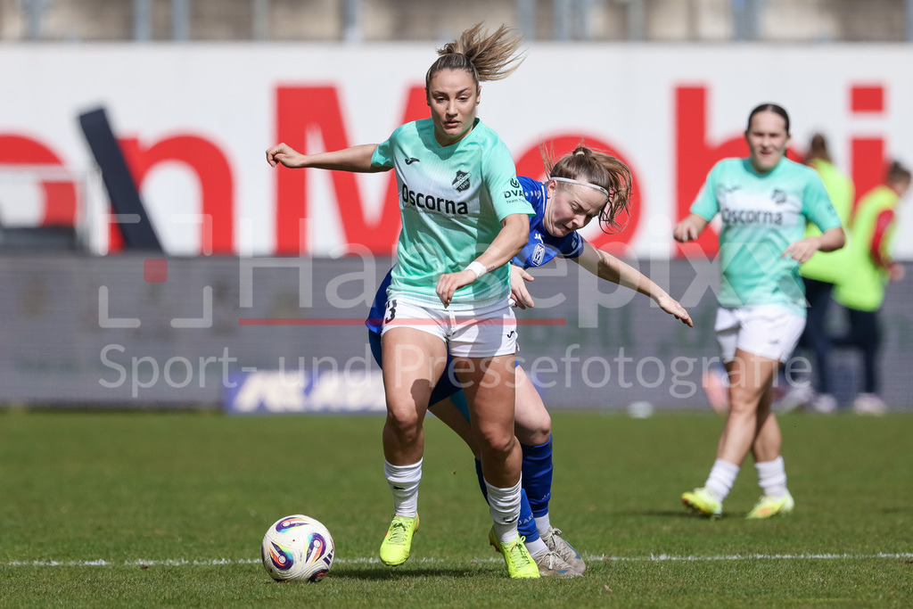 Fussball, 2. Frauen-Bundesliga, SV Meppen - SC Sand | v.li.: Ivana Slipcevic (SC Sand, 23) und Bente Bode (SV Meppen, 14) im Zweikampf, Duell, Dynamik, Aktion, Action, Spielszene, DIE DFB-RICHTLINIEN UNTERSAGEN JEGLICHE NUTZUNG VON FOTOS ALS SEQUENZBILDER UND/ODER VIDEOÄHNLICHE FOTOSTRECKEN. DFB REGULATIONS PROHIBIT ANY USE OF PHOTOGRAPHS AS IMAGE SEQUENCES AND/OR QUASI-VIDEO.