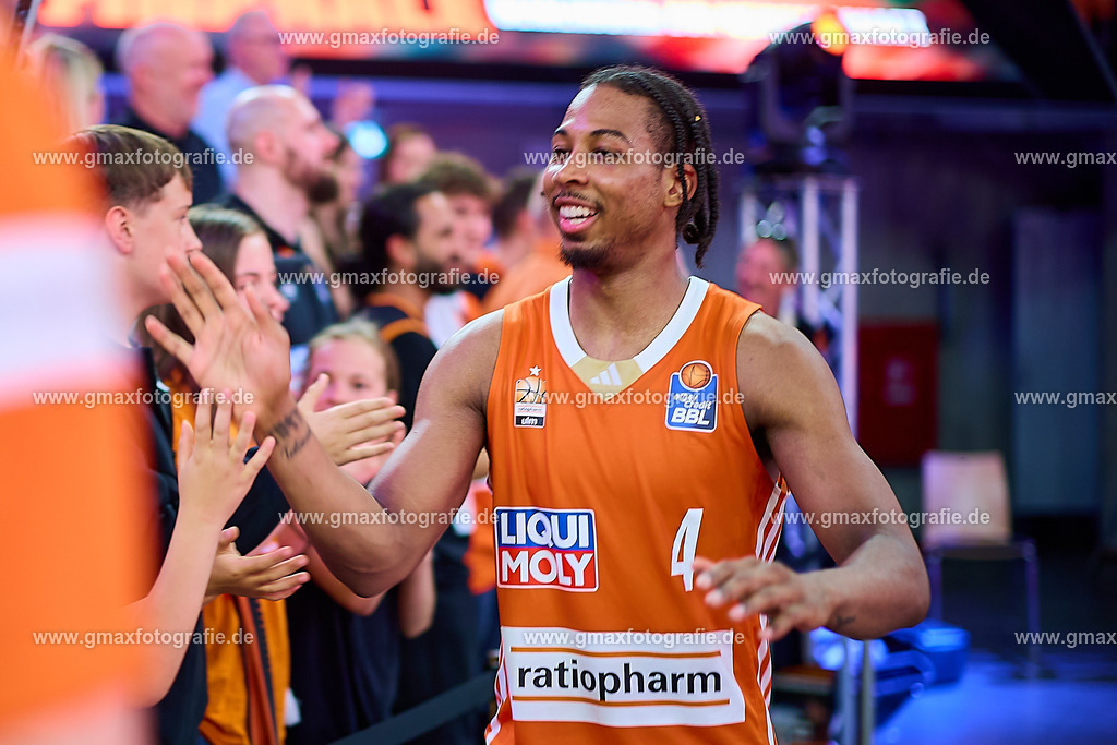 GER, ratiopharm ulm gegen FIT/ONE Würzburg Baskets, Basketball, 5. PlayOff, Halbfinale, EasyCredit Bundesliga, Spielzeit 2024/2025, 12.06.2025 | Nate Hinton (ratiopharm ulm, #04) klatscht Fans auf der Ehrenrunde abGER, ratiopharm ulm gegen FIT/ONE Würzburg Baskets, Basketball, 5. PlayOff, Halbfinale, EasyCredit Bundesliga, Spielzeit 2024/2025, 12.06.2025Foto: Eibner-Pressefoto/Gerald Oelze-de Stoppany