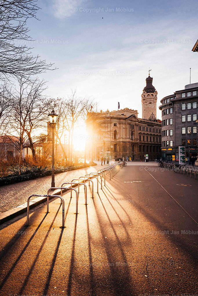 Lennéanlage/Schillerstraße | Die Schillerstraße an der Lene-Voigt-Anlage ist so ein typischer Leipziger Geheimtipp: charmante Altbauten, ruhige Citylage, direkt am Park und einem entspanntem Vibe. Perfekt für Content mit Fokus auf Urban Green, Lebensqualität &amp; Nachbarschaftsflair. - Realisiert mit Pictrs.com