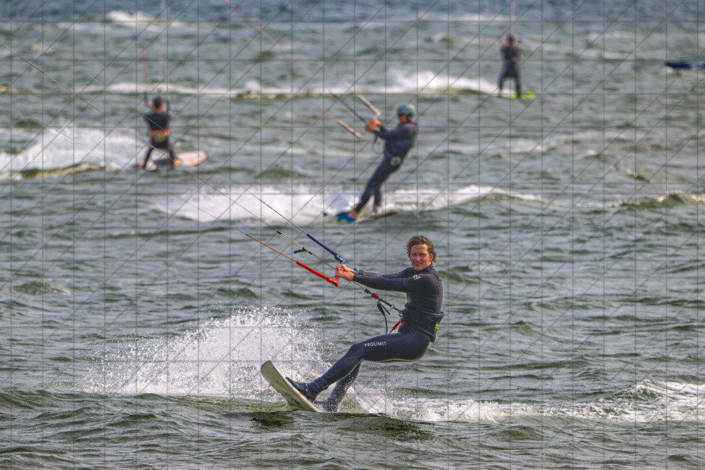 Windsurfing; div. unknown People | Hvide Sande, Denmark, 08.06.25: Windsurfing; div. unknown People —  CREDIT:www.bullenfotos.de, Martin König, Hörner Weg 40, D-49078 Osnabrück, +4917663732967 — Nutzung und Weitergabe nur zu den vereinbarten Zwecken. Presseanfragen an Ersteller. Alle Rechte beim Ersteller. Honorierung nach MFM. - Realisiert mit Pictrs.com