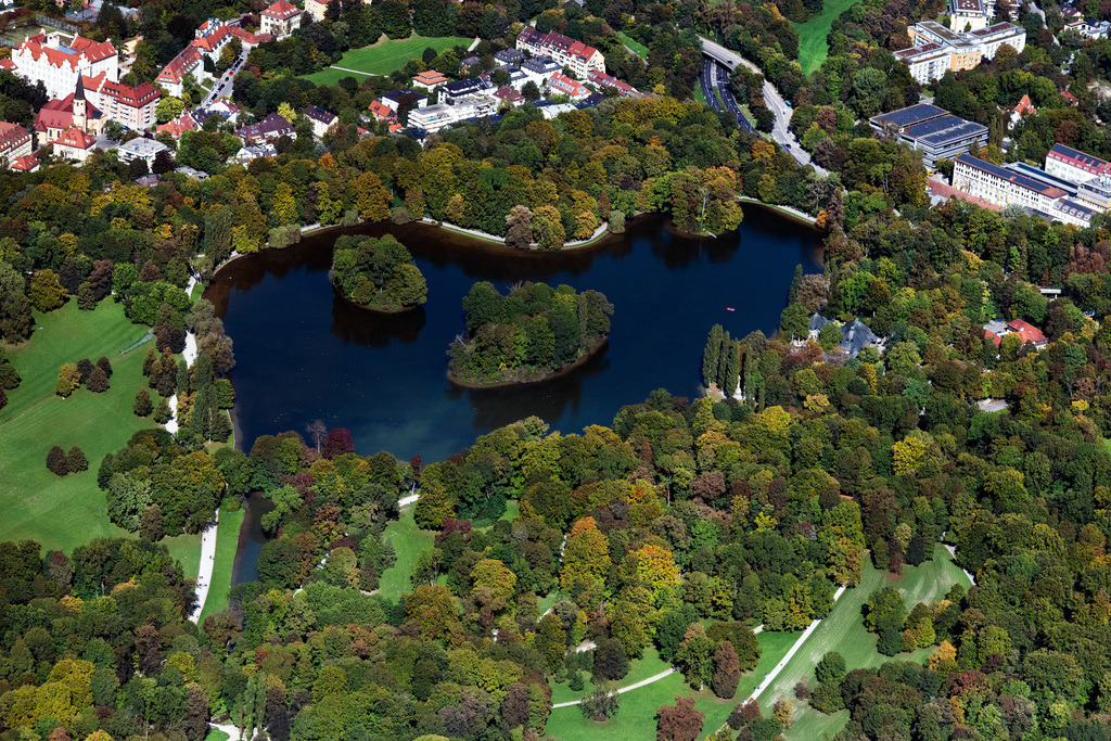 dr__0092965.jpg | MüNCHEN 01.10.2021 Kleinhesseloher See mit Inseln im mittleren Englischen Garten in München im Bundesland Bayern. // Lake Kleinhesseloher See and islands in the middle part of the English Garden in Munich in the state of Bavaria. Foto: Daniel Reiter