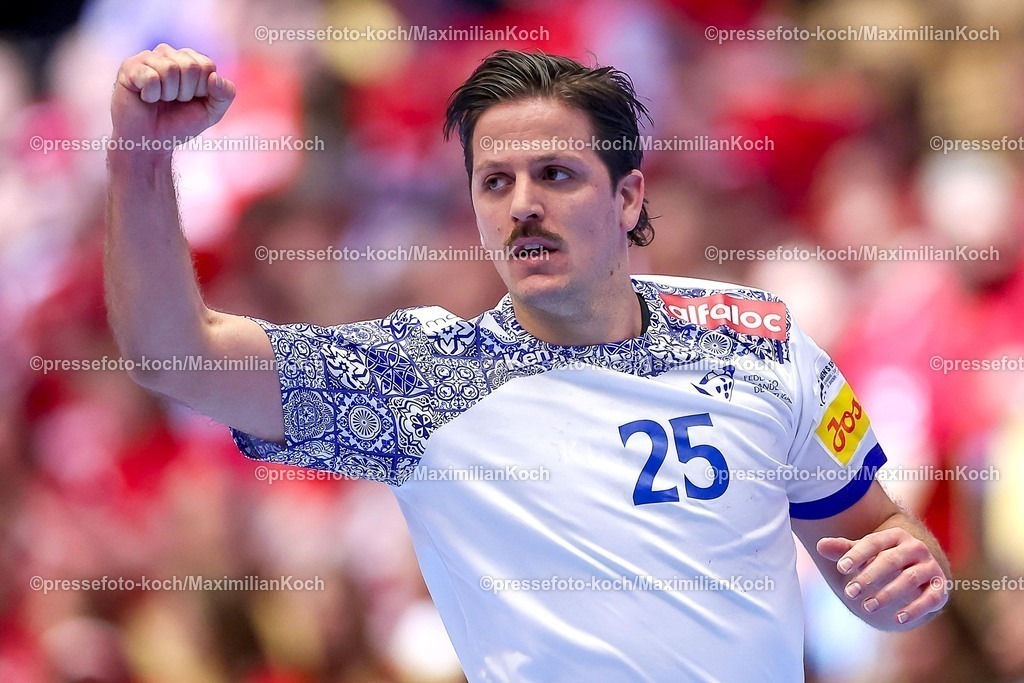 EHF24012601064 | 24.01.2026, Handball, Men's EHF EURO 2026, Frankreich - Portugal, Jyske Bank Boxen in Herning, Dänemark, Main Round:  Antonio Antunes Baeta Rodrigues Areia (Portugal #25) gestikulierend auf dem Spielfeld  jubelnd