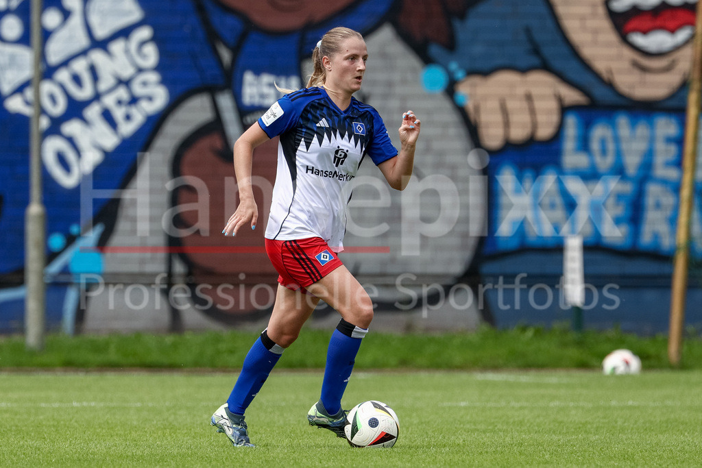 Fussball, Testspiel Frauen, Hamburger SV - Holstein Kiel | Nina Räcke (Hamburger SV, 39) am Ball, Freisteller, Einzelbild, Ganzkörper, Aktion, Action, Spielszene