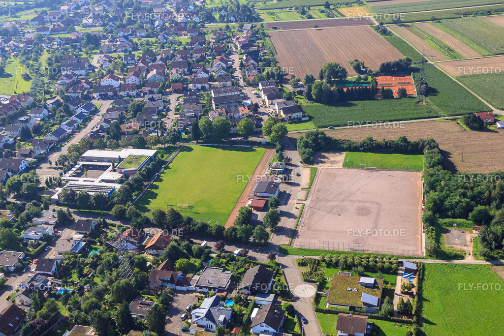 Tullaschule und -Halle Vimbuch und Fussballplatz des SV Vimbuch | Luftbild: Tullaschule und -Halle Vimbuch und Fussballplatz des SV Vimbuch im Ortsteil Vimbuch in Bühl im Bundesland Baden-Württemberg in Deutschland. Foto: IMG_31799.jpg vom 20.08.2010 durch Werner Riehm/FLY-FOTO.de - Realisiert mit Pictrs.com