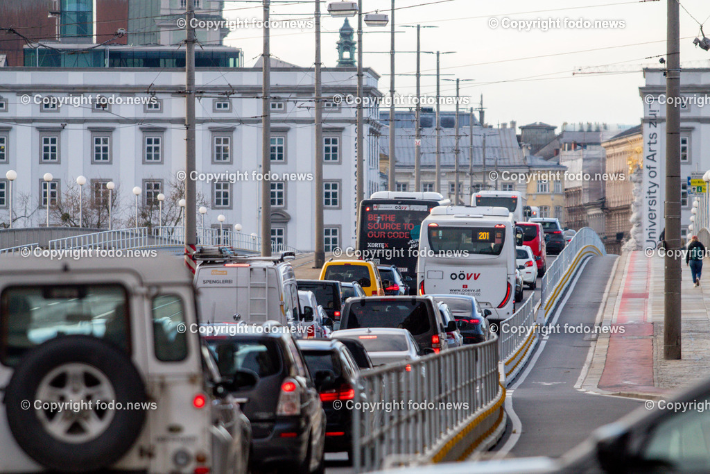 Linz_ Verkehr_ 07.04.2025-24 | 07.04.2025, LINZ, AUT, im Bild Themenbild, Verkehr, Stau, KFZ, Bruecke, Nibelungenbruecke, Auto, Montag, Fruehverkehr, Radweg, Radfahrstreifen, Fahrspurverengung, oeffentlicher Verkehr, Bus, Verkehrsverbund, Pendler, Neu, B127
