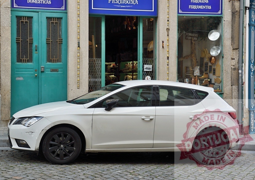 White SEAT Leon car parked on cobblestone street | White SEAT Leon car parking on a historical cobblestone street in a European city - Realisiert mit Pictrs.com