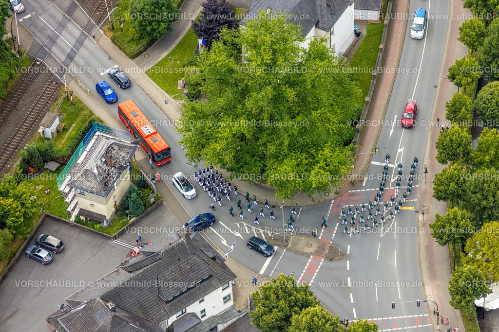 Arnsberg240708229 | Luftbild, Schützenverein Straßenumzug, St. Sebastianus Schützenbruderschaft 1766 e.V. Oeventrop, Glösingen, Arnsberg, Sauerland, Nordrhein-Westfalen, Deutschland