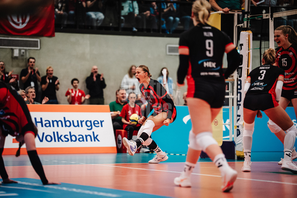 Volleyball | Frauen | Saison 2025/2026 | Volleyball Bundesliga | ETV Hamburger Volksbank Volleys vs. Ladies in Black Aachen | 29.10.2025 | Svea Frobel (#11, ETV Hamburger Volksbank Volleys) jubelt