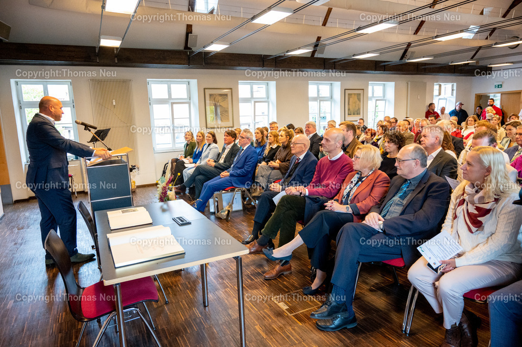 Katja_Simon-Botschafterin_der_Bergstrasse-79 | bre,bzw,Zwingenberg, Die deutsche Winprinzessin Katja Simon wurde am 19.Oktober im Diefenbachsaal in Zwingenberg von Landrat Christian Engelhardt zur Botschafterin der Bergstraße ernannt,  Minister Ingmar Jung am Mikrofon, Bild: Thomas Neu
