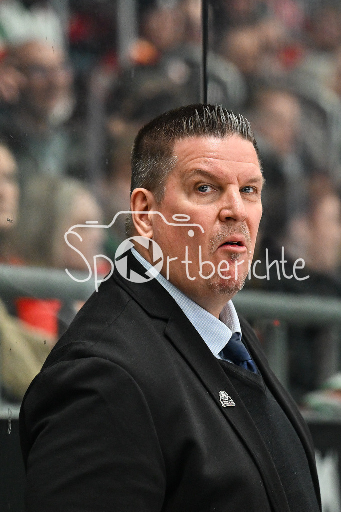 Augsburger Panther - Löwen Frankfurt | AUGSBURG, GERMANY - 16. JANUARY: im Bild Tom POKEL Headcoach Löwen Frankfurt / Einzelfoto / Freisteller während dem Match zwischen den Augsburger Panthern und den Löwen Frankfurt am 40. Spieltag der penny DEL im Curt Frenzel Stadion