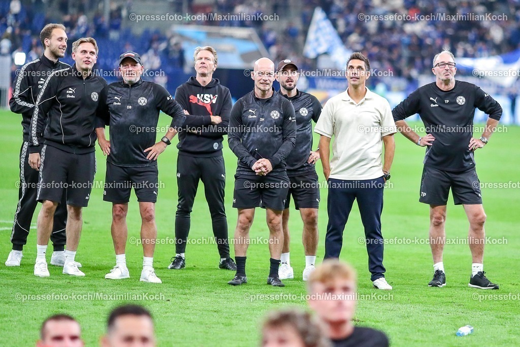 S0413092501225 | 13.09.2025, Fußball, FC Schalke 04 - Holstein Kiel, 5.Spieltag, 2. Fußball Bundesliga, Veltins-Arena Gelsenkirchen, Saison 2025 2026: Cheftrainer Marcel Rapp (Holstein Kiel)  und sein Trainerteam stehen nach dem 1:0 Sieg glücklich auf dem Spielfeld DFB regulations prohibit any use of photographs as image sequences and or quasi-video.