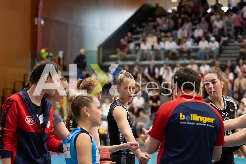 Volleyball I Frauen I Saison 2025-2026 I Volleyball NLA | Women I  Playoffs Finals 1/5 I viteos NUC - VC Kanti Schaffhausen I 06.04.2026 | VC Kanti Schaffhausen - Spielerinnenkreis - Realisiert mit Pictrs.com