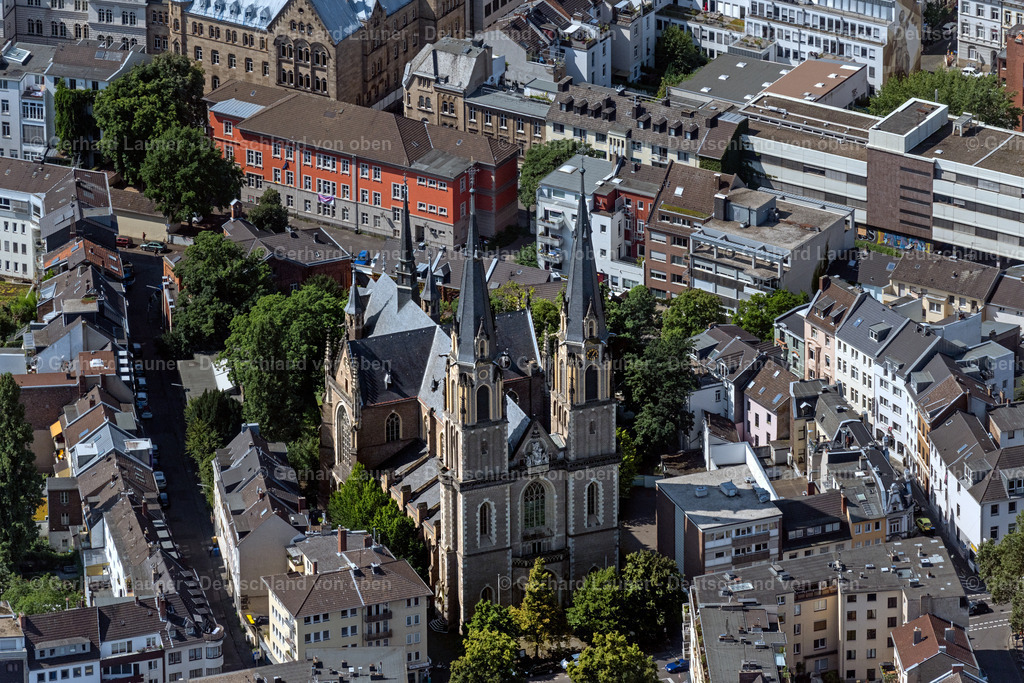 4048412 | Die Stiftskirche ist eine römisch-katholische Pfarrkirche in Bonn, die den Namen St. Johann Baptist und Petrus trägt, lokal auch Kuhle Dom genannt, und von 1879 bis 1886 erbaut wurde