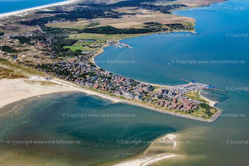 Amrum_Wittdün_ELS_0184130822 | WITTDüN AUF AMRUM 13.08.2022 Küstenbereich and der Südspitze der Nordsee - Insel Amrum mit der Wyker Dampfschiffs-Reederei Föhr-Amrum GmbH und Anlegestelle im Bundesland Schleswig-Holstein. Weiterführende Informationen bei: AmrumTouristik AöR. // Coastal area of southern tip of the North Sea island Amrum and pier in the state Schleswig-Holstein. Further information at: AmrumTouristik AoeR. Foto: Martin Elsen