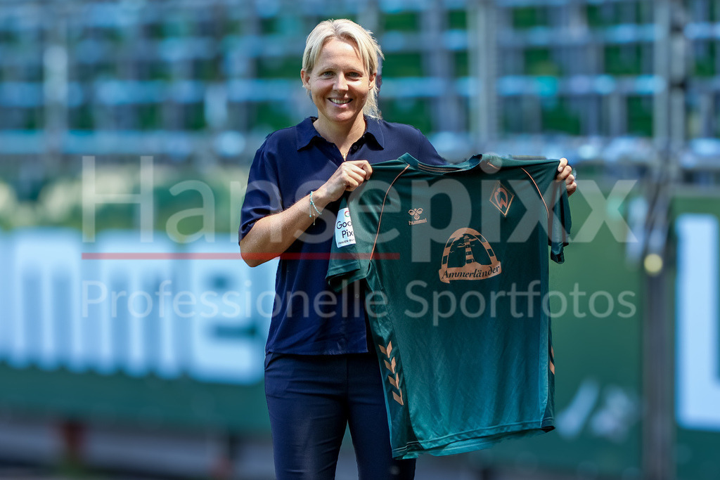Fussball, Google Pixel Frauen-Bundesliga, Vorstellung Trainerin SV Werder Bremen | Friederike Kromp (Fritzy Kromp, Trainerin, Cheftrainerin, SV Werder Bremen) bei ihre Vorstellung als neue Trainer der Frauen, Frauenmannschaft des SV Werder Bremen, Portrait, Nahaufnahme, Einzelfoto, Einzelbild, DIE DFB-RICHTLINIEN UNTERSAGEN JEGLICHE NUTZUNG VON FOTOS ALS SEQUENZBILDER UND/ODER VIDEOÄHNLICHE FOTOSTRECKEN. DFB REGULATIONS PROHIBIT ANY USE OF PHOTOGRAPHS AS IMAGE SEQUENCES AND/OR QUASI-VIDEO.