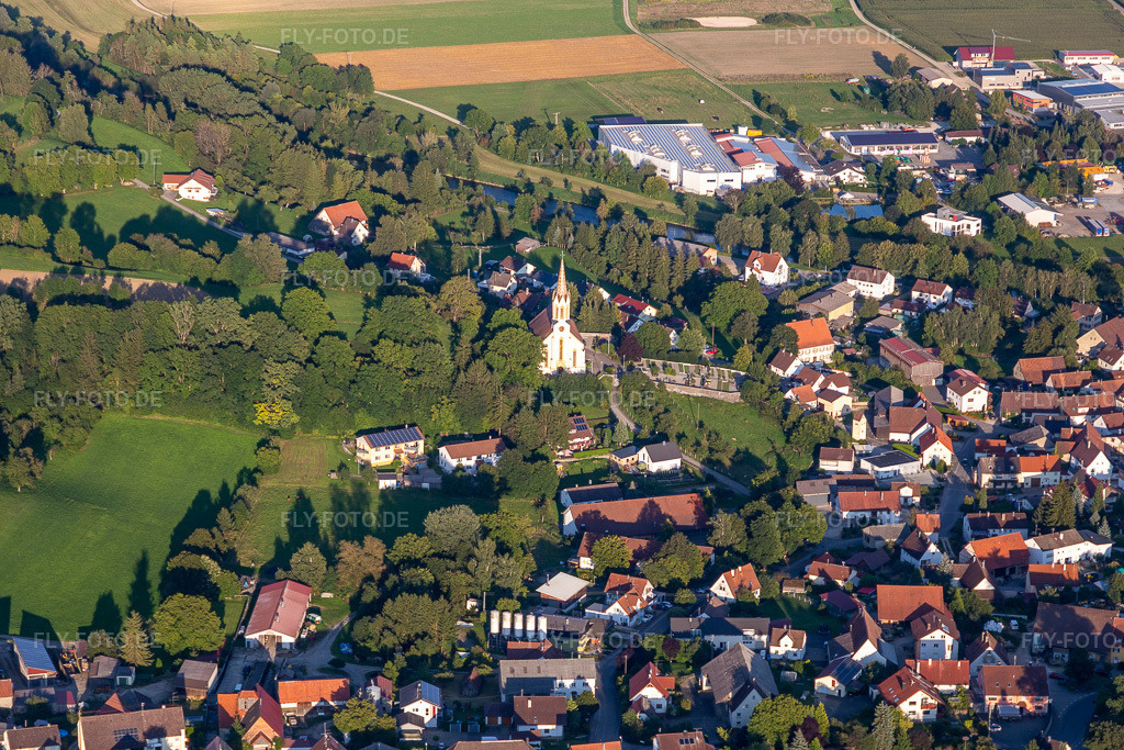 Luftbild: Pfarrkirche St. Lambertus Binzwangen im Ortsteil Binzwangen in Ertingen im Bundesland Baden-Württemberg in Deutschland. Foto: IMG_129207.jpg vom 04.09.2021 durch Werner Riehm/FLY-FOTO.de