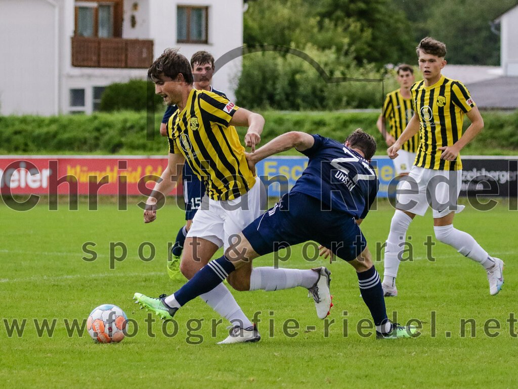 2023-07-29_061_FC_Moosinning_gegen_TuS_Raubling | Moosinning, Deutschland, 29.07.2023:
Fußball, Bezirksliga Oberbayern Ost 2023 / 2024, 1. Spieltag, FC Moosinning gegen TuS Raubling, Endergebnis: 0:7

Christian Reiser (FC Moosinning, #17), Bastian Unsin (TuS Raubling, #27)

Foto: Christian Riedel / fotografie-riedel.net