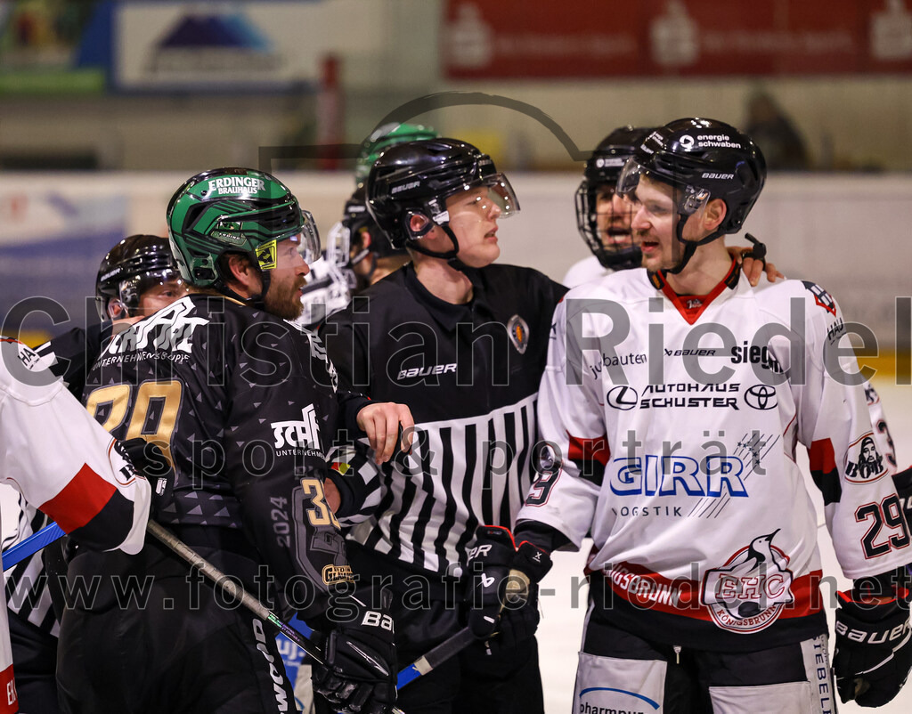 2024-03-08_093_TSV_Erding_gegen_EHC_Koenigsbrunn | Erding, Deutschland, 08.03.2024:
Eishockey, Bayernliga Playoffs 2023 / 2024, 1. Spieltag, TSV Erding gegen EHC Königsbrunn, Endergebnis: 3:0

Thomas Plihal (Erding Gladiators, #39), Toms Prokopovics (EHC Königsbrunn, #27)

Foto: Christian Riedel / fotografie-riedel.net