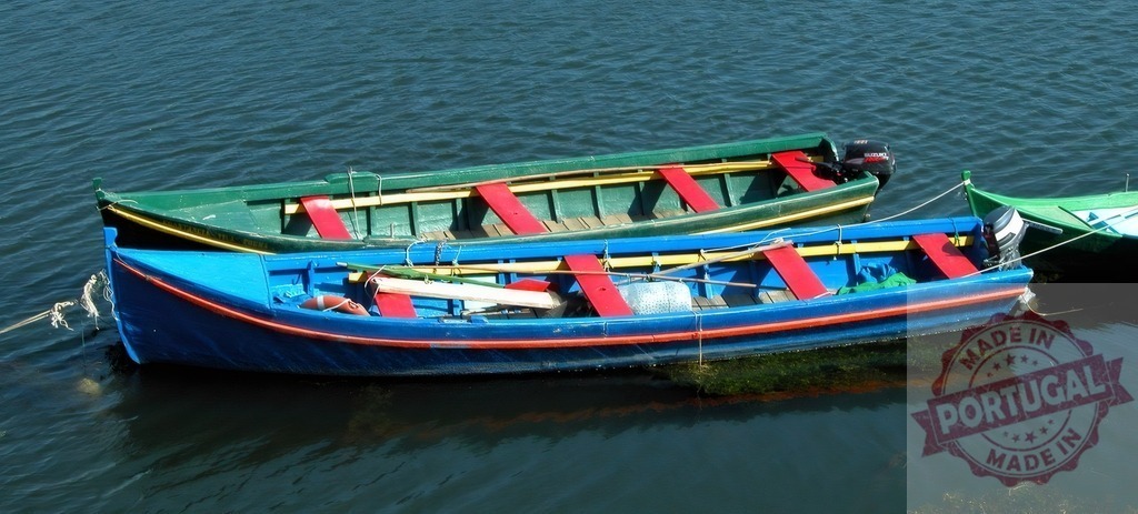 Colorful fishing boats moored on calm water in a harbor. Centro Portugal | Colorful rowboats floating peacefully on the clear seawater - Realized with Pictrs.com