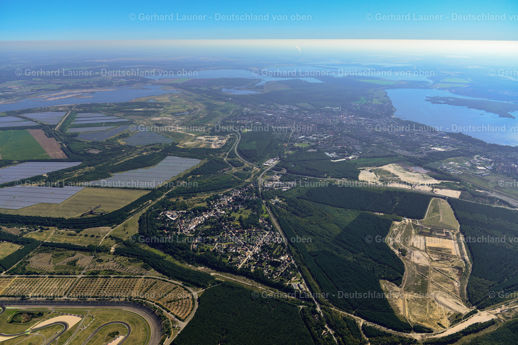 3636905 | SENFTENBERG 25.08.2016 Landschaft mit Felder und Wald mit Blick auf den Großräschner See bei Senftenberg im Bundesland Brandenburg, Deutschland. // Landscape with fields and forest with a view of the Grossraeschner See near Senftenberg in the state Brandenburg, Germany. Foto: Gerhard Launer
