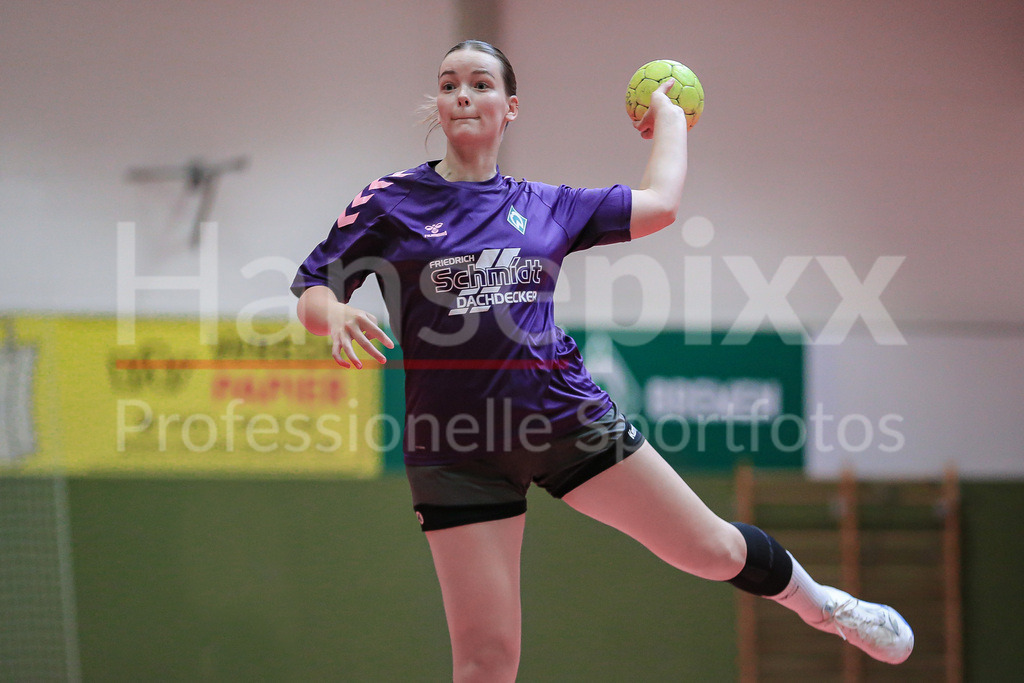 Handball, 2. Bundesliga Frauen, Training SV Werder Bremen | v.li.: Mathilda Häberle (SV Werder Bremen, 19) beim Wurf, am Ball, Spielszene, Aktion, Action