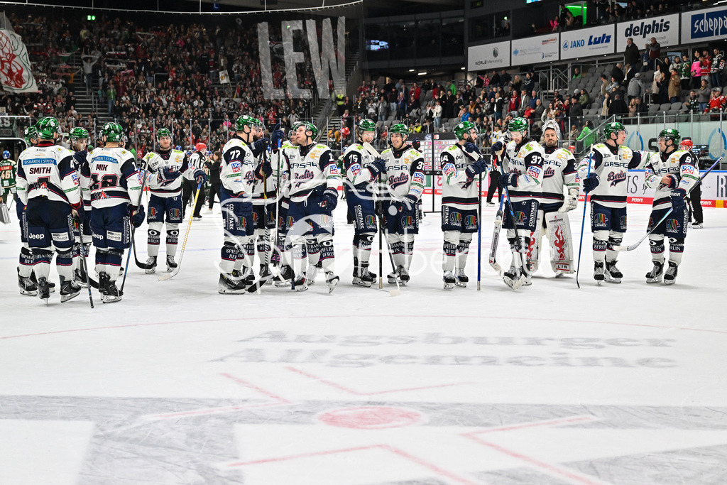 Augsburger Panther - Eisbären Berlin | Die Gäste aus Berlin feiern zusammen mit den Fans den Auswärtssieg in Augsburg / DEL: Augsburger Panther  - Eisäbren Berlin; Curt Frenzel Stadion am 03.10.2025