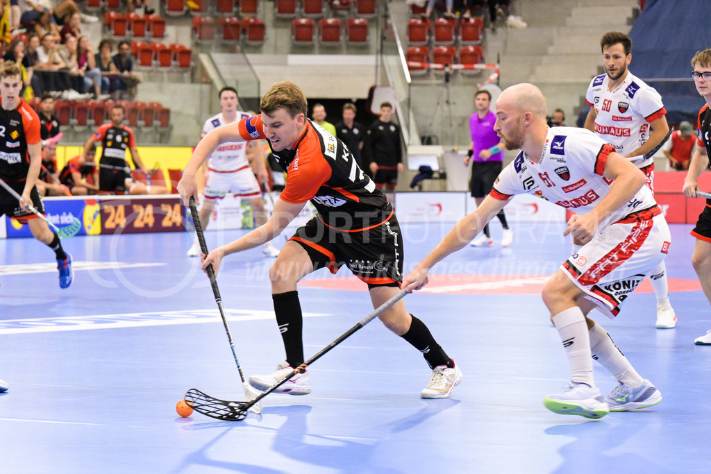 HC Rychenberg vs. Floorball Köniz - 28. August 2022 | HC Rychenberg vs. Floorball Köniz
AXA Arena, Winterthur
Moritz Krebs (#37 HC Rychenberg) gegen Jan Zaugg (#61 Floorball Köniz).
Bild: Sportfotografie Markus Aeschimann | www.markus-aeschimann.ch - Realisiert mit Pictrs.com