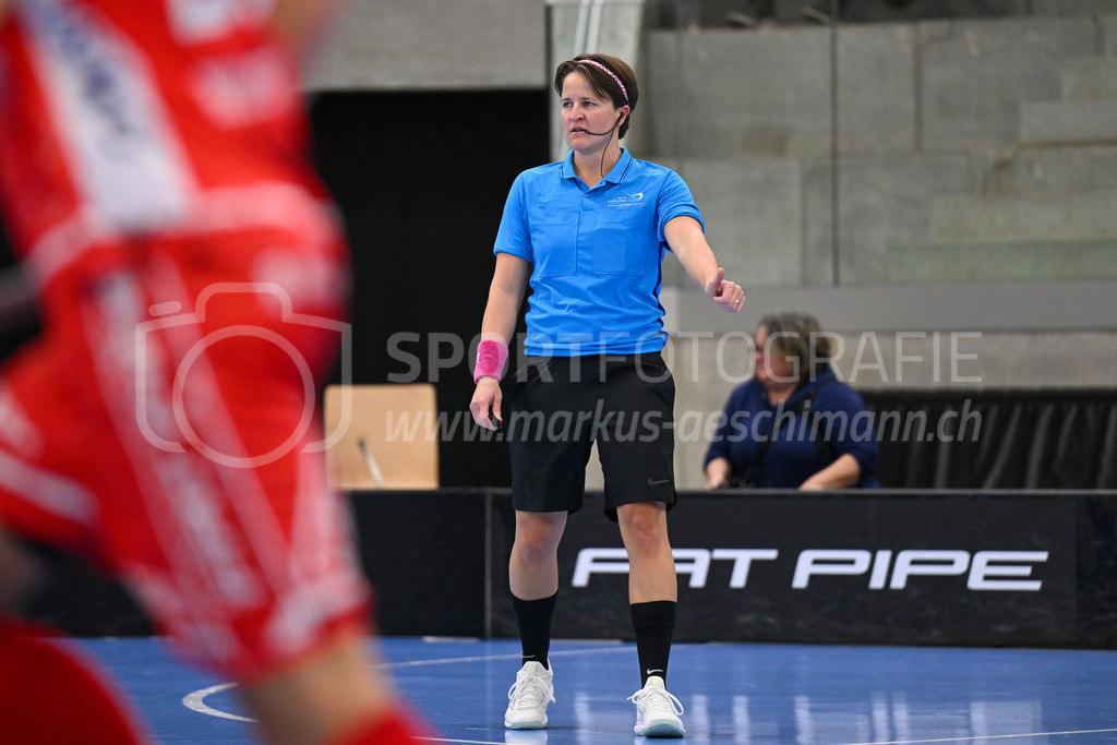 HC Rychenberg vs Floorball Köniz - 18. Dezember 2022 | HC Rychenberg vs Floorball Köniz
AXA Arena, Winterthur
Schiedsrichterin Corina Wehinger.
Bild: Sportfotografie Markus Aeschimann | www.markus-aeschimann.ch - Realisiert mit Pictrs.com
