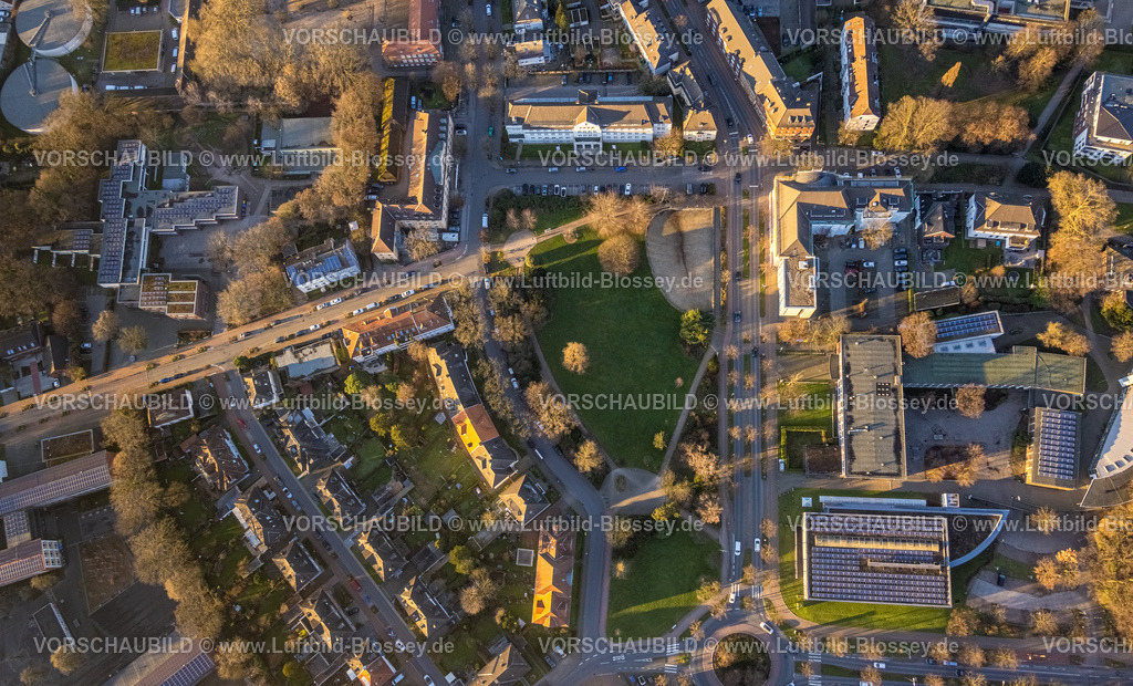 Gladbeck230202274 | Luftbild, Sanierung Amtsgericht mit verhüllter Fassade, Riesener Gymnasium und Sporthalle, Park Jovyplatz, Gladbeck, Ruhrgebiet, Nordrhein-Westfalen, Deutschland