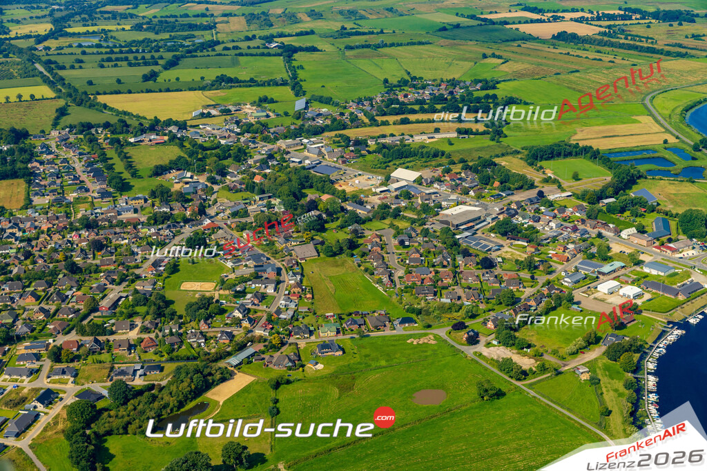 Klassische Luftaufnahme ohne Drohne zeigt:Pahlhude bei Pahlen - Die Luftbildaufnahme wurde 2025 vom UL-Flugzeug heraus erstellt ( keine Drohnenaufnahme ) - Hochauflösende Luftaufnahme -Nicht vergleichbar mit Google Maps oder Satelittenbilder- Die Geschenkidee !Mit Lizenz und Bildrechte bestellbar