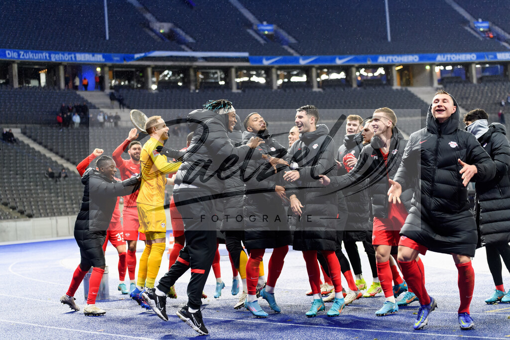 BSCRBL20220220_111 | Fussball, Herren: . Spieler von RB Leipzig Schlussjubel, jubelt nach dem 1:6 Sieg bei dem Spiel der 1. Bundesliga zwischen Hertha BSC und RB Leipzig im Olypiastadion am 20.02.2022 in Berlin, Deutschland.DFB / DFL REGULATIONS PROHIBIT ANY USE OF PHOTOGRAPHS AS IMAGE SEQUENCES AND/OR QUASI-VIDEO. - Realisiert mit Pictrs.com