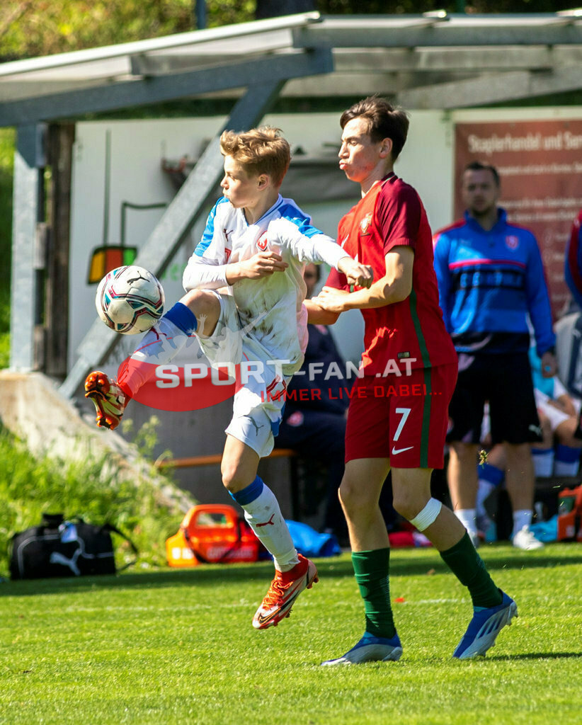 Portugal  U15 -Czech Republic U15 | KRYSTOF CIZEK (Czech Republic #17) EDUARDO FERNANDES (Portugal #7) ; Portugal  U15 -Czech Republic U15 am 29.04.2022 in Arnoldstein
(Sportplatz), AUSTRIA, (Photo by Ernst Krawagner sport-fan.at) - Realisiert mit Pictrs.com